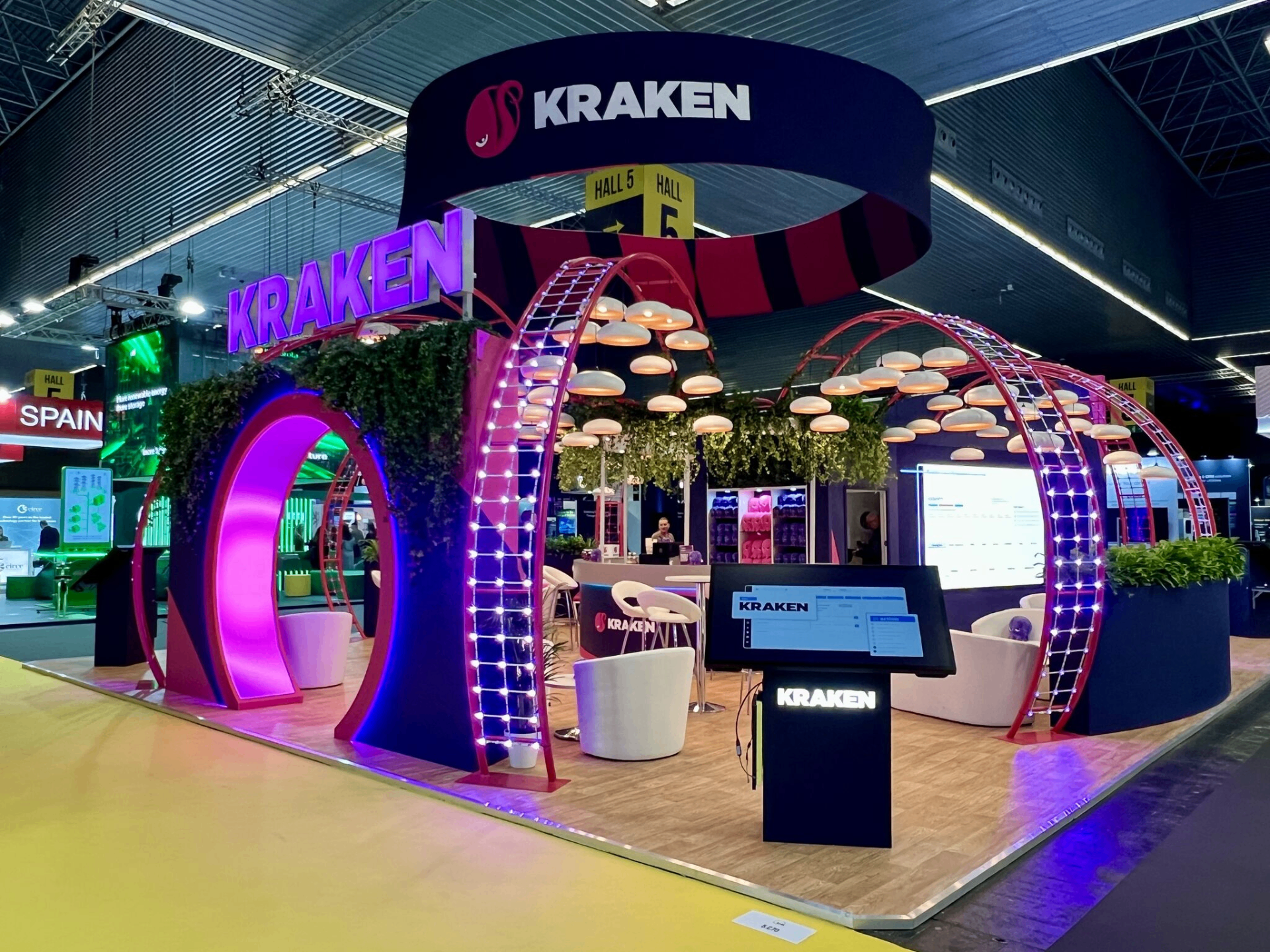 Kraken's illuminated arch booth on the Enlit Europe show floor